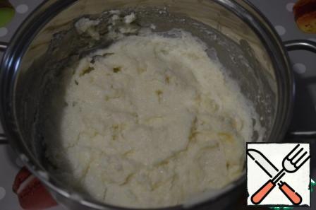 In boiling milk pour semolina, stirring, cook for 5 minutes. Remove from heat, leave to cool.