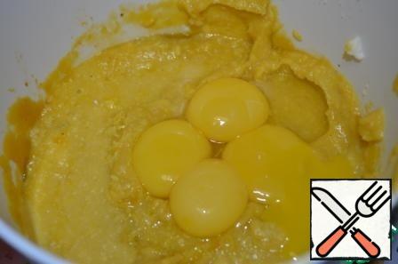 In pumpkin-semolina mixture enter the yolks.
