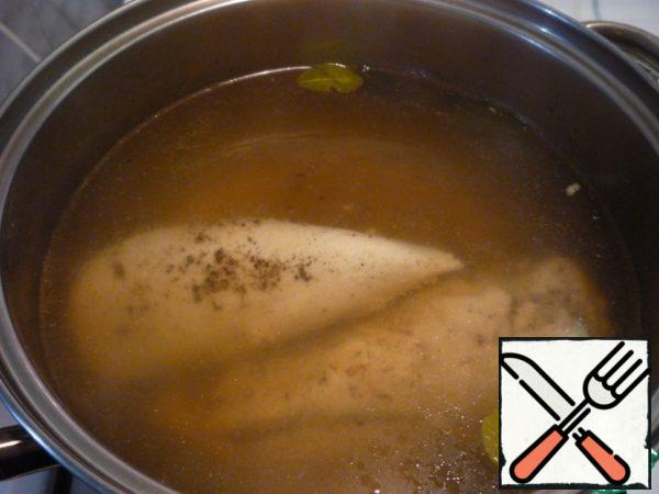 Boil the water, add salt and pepper, toss the bay leaf, put the chicken breast and cook for 20-25 minutes. Remove from the broth.
