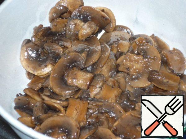 Heat the oil in a frying pan and fry the mushrooms, cut into plates, until ready (15 minutes, do not cover with a lid). Lay out fried mushrooms in a colander (to glass oil).