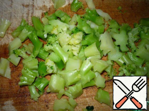 Slice the broccoli legs like this:
Add to the salad.

