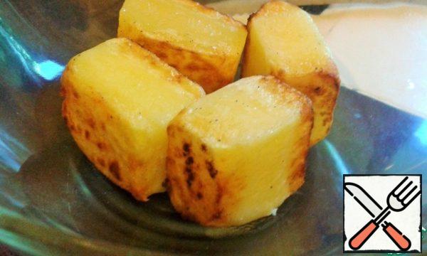 Boil the potatoes until they are half cooked, you can cut them into a non-standard shape. And fry until tender.
