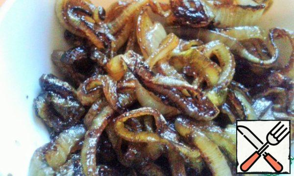 Cut the onion into rings. Pour a little oil into the pan to lubricate the bottom, put the onion, add salt and cook over medium heat for about 15 minutes, until the onion becomes soft. Add pepper, balsamic vinegar, sugar and garlic. Mix thoroughly and cook for another 10 minutes on low heat. You can immediately put it in a jar, because jam can still be stored in the refrigerator.

