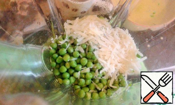 Let's make some pea puree. Pour the frozen peas into boiling salted water, add a couple of garlic cloves and cook until tender. As soon as the peas are ready, filter them from the water, but do not drain the water. Leave the garlic with the peas. Put the peas with garlic in a blender and add the cheese, whisk, adding the water in which the peas were cooked to the consistency that you like best. Add salt and pepper with black pepper to taste and rub through a sieve.
