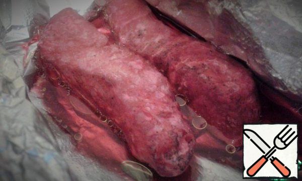 With already red fish, wash the beets before cooking, put them in foil, white fish - separately in foil and cook for a couple of 15 minutes.
