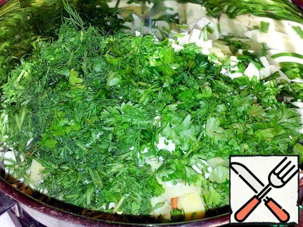 Chop the greens and put them in a container with chopped vegetables (I add onions only with those portions of salad that I immediately serve on the table. Lettuce from long-term storage will be bitter from any onion.)
