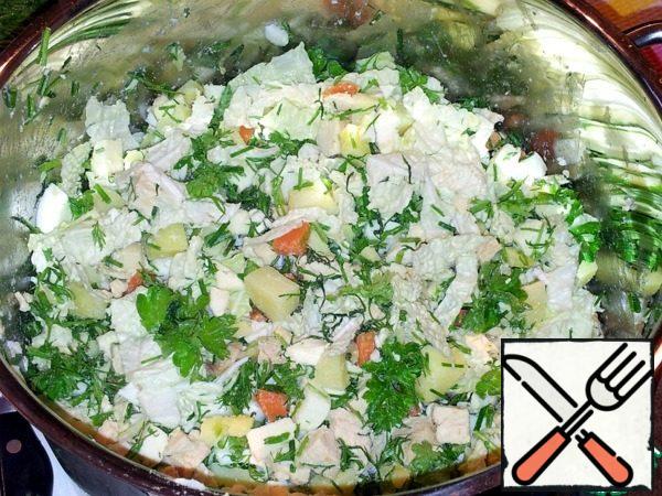 Fill the contents of the container with salt, pepper, oil and mix. (Fill only the required amount of salad with oil. The time of salad preparation is taken into account from boiled vegetables).

