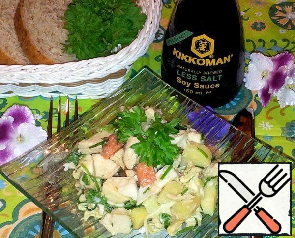 Arrange the salad on plates.
