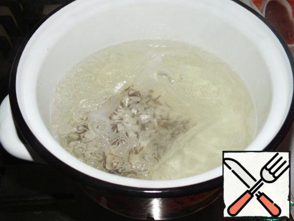 Boil for 15 minutes in salted water. When it's ready, take out the bag with a fork, carefully open it, put the rice on a plate.
