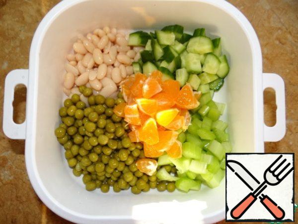 Beans and peas separately discard on a sieve or colander, drain excess liquid;
Add finely chopped cucumber, celery and tangerine;
