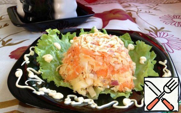 The salad is spread on lettuce leaves, decorated with mayonnaise.