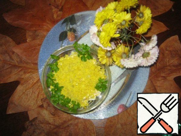 And we finish the salad with grated on a fine grater egg yolk, decorate with greens.