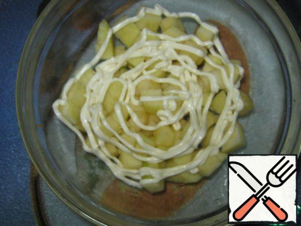 The third layer is processed cheese and mayonnaise. Without trampling the layers, the salad turns out to be airy.
