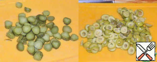 Slice cucumbers and olives. Onion - half rings.
