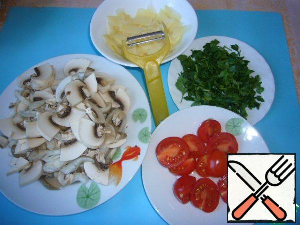 Slice the mushrooms, finely chop the garlic and parsley, chop the parmesan shavings.
