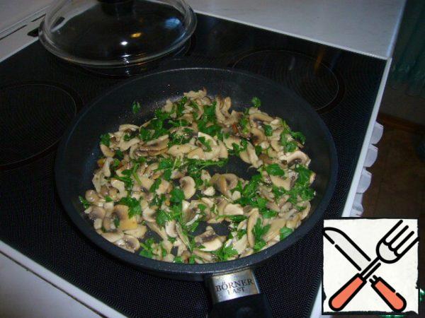 While the salad is infused, fry the mushrooms in olive oil, add butter, finely chopped garlic and parsley, salt.