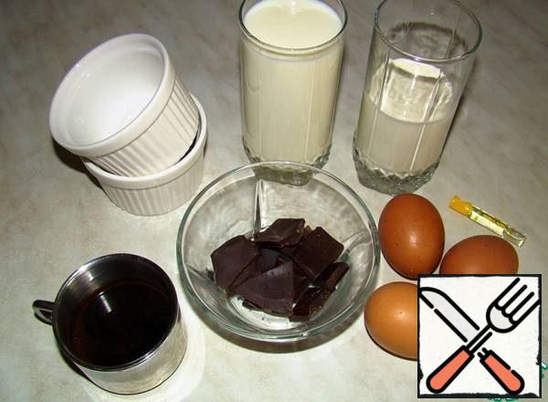 Prepare the products: milk, cream, eggs, chocolate break into pieces and brew espresso coffee - 30 ml.
Heat the milk and cream in a saucepan. But don't bring it to a boil!!!