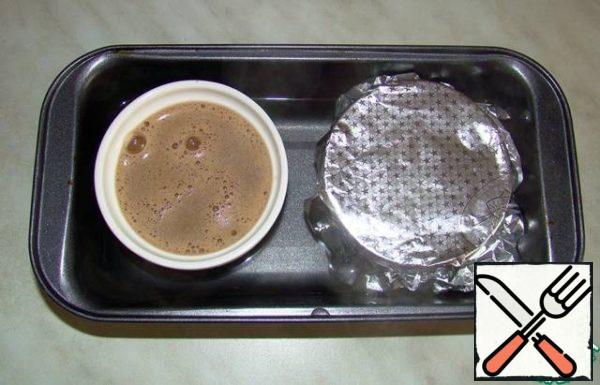 Pour the resulting mixture into refractory molds and cover them with foil.
Place the molds in a deep saucepan with hot water. The water should reach half of the mold!
Place in the oven at 160 degrees for 35 minutes.
Let the finished pudding cool down and put it in the refrigerator for 2 hours.