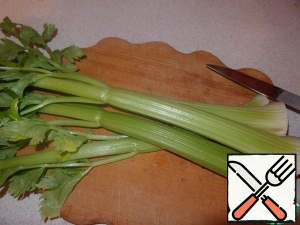 Wash celery stems and using a paper towel remove the water.