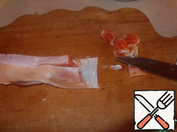 Now cut fish. I used in the preparation of salted salmon bellies. Also, first cut lengthwise, then across.