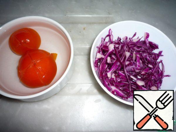 Cut into straws such as cabbage, mix with vinegar (I have wine), to leave on minutes 10. Tomatoes pour for a few minutes in hot water.