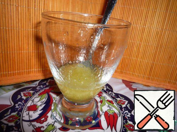 In a glass, mix about 1 tablespoon of lemon juice, olive oil and salt. Watering our salad.
Before the meal, you can mix the ingredients, and you can leave everything the same.