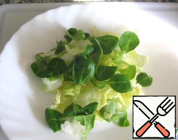 Place lettuce leaves on a plate in the center.
