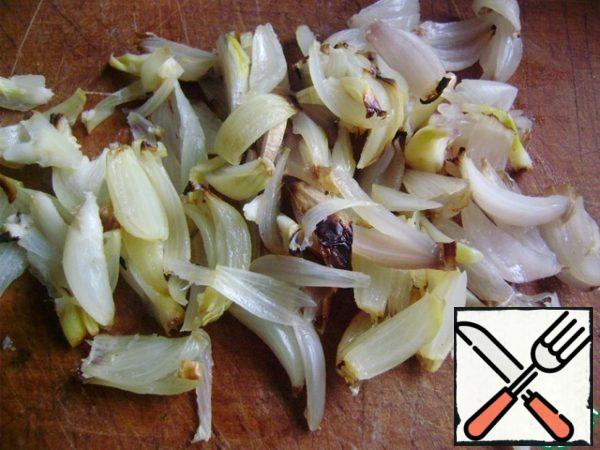 The finished onion is cooled and cut into feathers.
