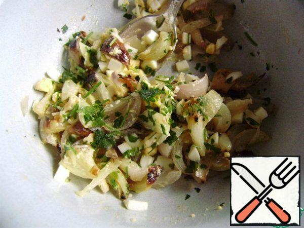 Chop the nuts with a knife. Finely chop the greens. Mix onion, egg, herbs. Add olive oil, apple cider vinegar, salt and pepper.
