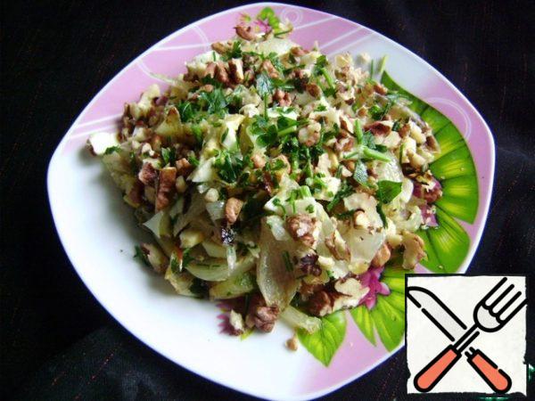 Put the salad on a plate and sprinkle with nuts.
