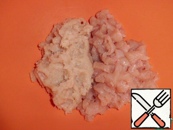 Chop one piece of chicken breast in a food processor (blender, chopper) together with onions. Cut the second part into small cubes.
