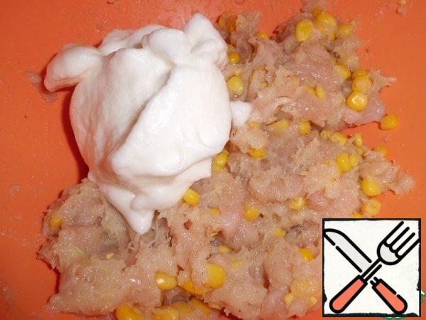 Then carefully enter the beaten egg whites...
