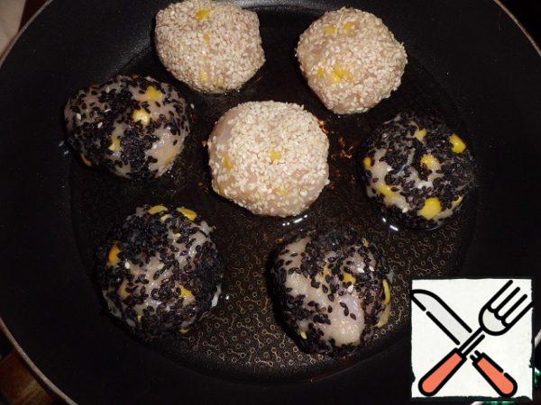 Form small cutlets and roll in sesame seeds. I had black and white, I decided to make it in half)))
Fry them until soft.