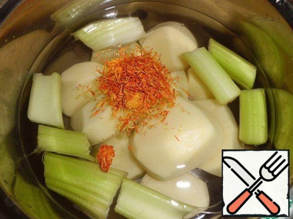 In parallel, we put potatoes and celery to cook. Add saffron and, after boiling, add salt.
Boil 2 eggs.
