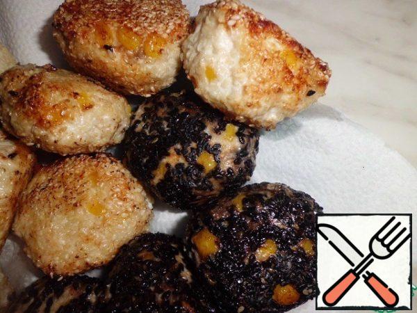 Put the finished cutlets on a napkin (remove excess oil).
