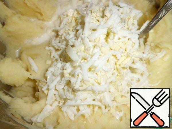 Drain the water from the potatoes and remove the celery (I would love to leave it, but I can't). Prepare mashed potatoes: add warmed milk, butter and at the end enter the eggs grated on a coarse grater.
