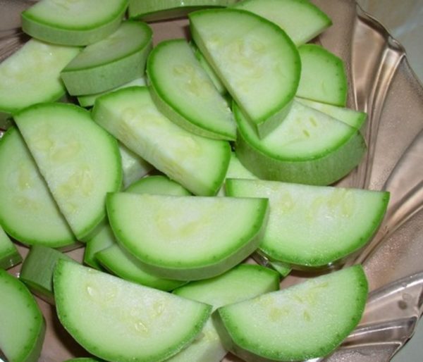 Wash the zucchini, cut into slices.