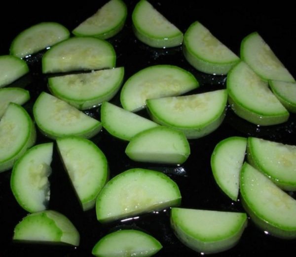 Pour vegetable oil on a baking sheet, quite generously, so that it is enough to coat all the zucchini.
Cover each slice on a baking sheet with oil, turning it over. Spread out in one layer and add salt.
Bake in the oven at 200 degrees for about 20 minutes.
Cool the finished zucchini to warm and put it in a plate directly with the oil with which they were baked.