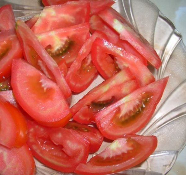 Cut tomatoes into slices.