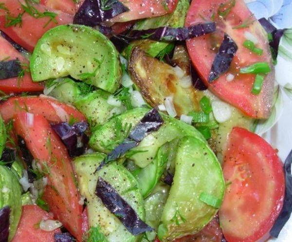 Add tomatoes to zucchini. Add sliced garlic and chopped herbs to the same place.
Add salt, pepper, and lemon juice.
Enjoy your meal!