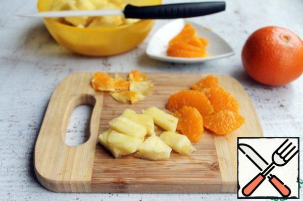 Cut the pineapple and orange into small pieces.
I use fresh pineapple, if you cook it with canned, then squeeze it well.
