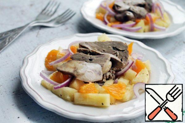 Of course, you can just mix everything with chopped liver and serve,
but I really like to serve this salad in portions, now I'll show you how it's done.