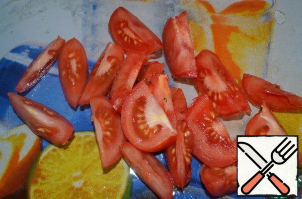Cut the tomatoes into slices.
