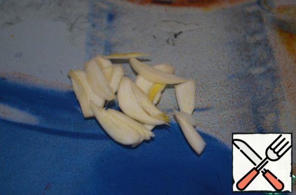 Cut a slice of garlic into strips.
