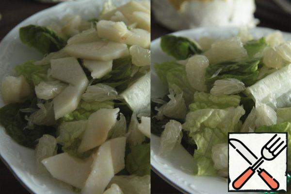 Wash, dry and chop the leaves. Put it in a deep dish.
Peel the broomstick, disassemble into small slices and add to the salad.
Peel the pears, cut into slices and add to the broom. It is important to maintain a balance - it is sweetly combined with a tender, juicy and sweet pear.
