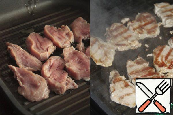 Peel the veal (tenderloin) from the films, cut into small thin slices, add salt and fry in a grill pan on 2 sides.
