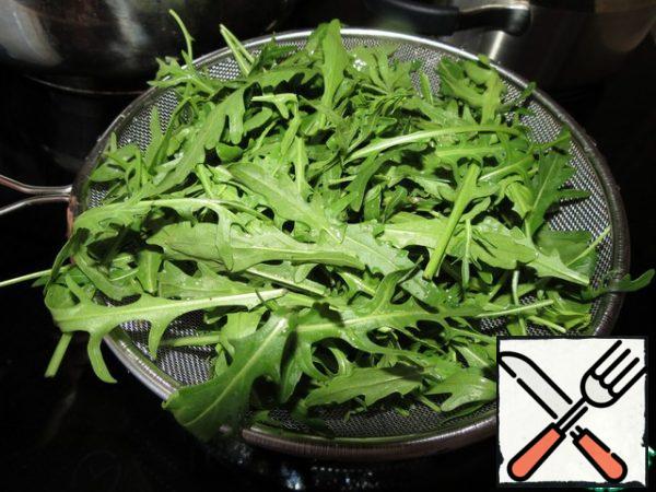 Wash and dry the arugula.
