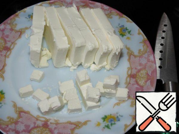 Cut the feta into small cubes.
Gently mix the lentils with feta cheese, tomatoes and olives. Put the arugula on a platter, put the salad on top and pour the dressing.