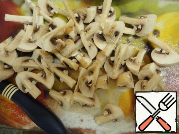 Wash the mushrooms, dry them and cut them into quarters. Fry in butter for 2-3 minutes over high heat.

