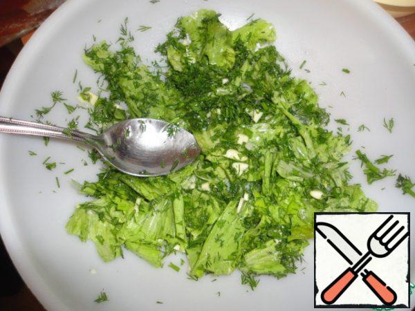 Wash the lettuce leaves, dry them, chop them coarsely or tear them with your hands. Add chopped garlic, vegetable oil, lemon juice, salt, pepper and finely chopped dill. Mix well.
